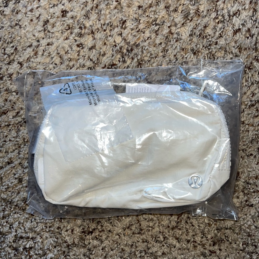 NET lululemon belt bag-white opal